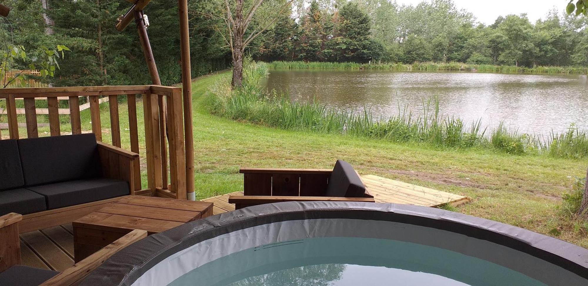 Tente Lodge Jacuzzi Privatif En Pleine Nature Thiel-sur-Acolin Exterior photo
